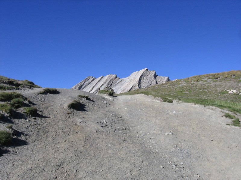 Queyras.Tour du Pain de Sucre : Crête de la Taillante en partie masquée par le col Vieux. (j'adore l'esthétique de la Taillante).