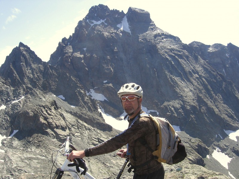 Queyras.Tour du Pain de Sucre : Pause à la Pointe Joanne et Mont Viso en fond d'écran.