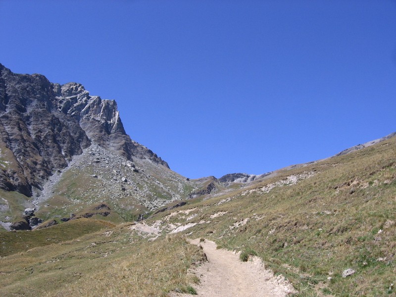 Queyras.Tour du Pain de Sucre : Sentier parfois roulant. Rocca Bianca et Col de St Véran.