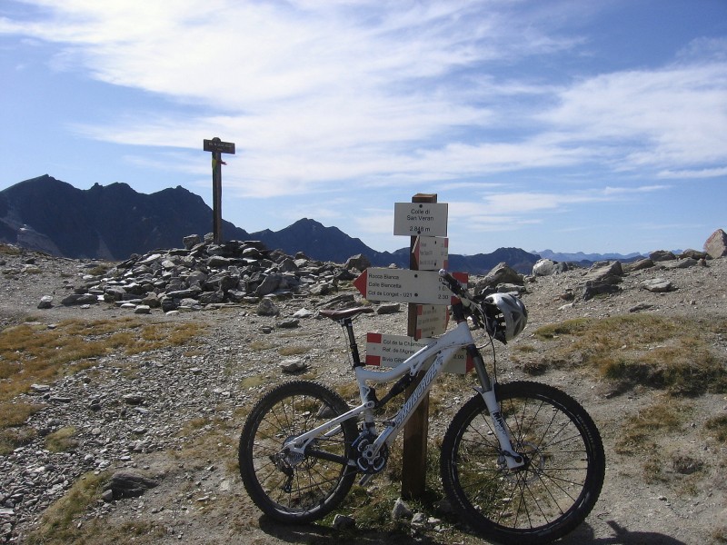 Queyras.Tour du Pain de Sucre : Col de St Véran. Ce foisonnement de panneaux doit vraiment servir en cas de brouillard.