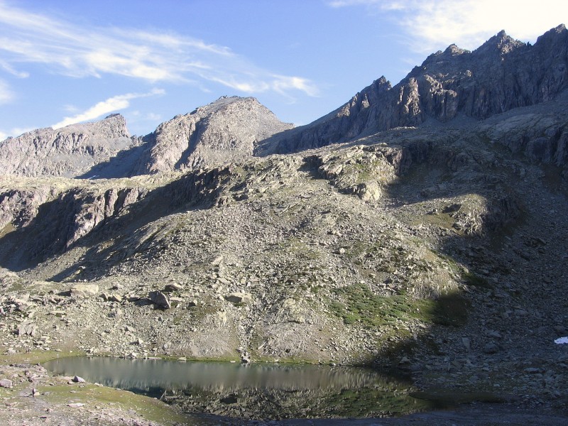 Queyras.Tour du Pain de Sucre : Pointe de Venise, Col du Couloir du Porc, Pointe d'Udine, Pointe de Rome brouille le Lac Lestio.