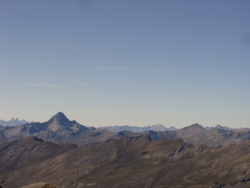 Queyras.Tour du Pain de Sucre : le Pic de Rochebrune, 3320 m, point culminant du massif du Queyras. En arrière plan, les Aiguilles d'Arve et plus à droite, le Mont Thabor.