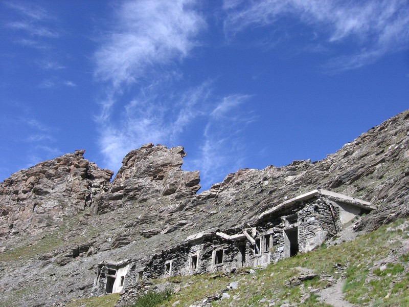 #10 Queyras.Tour du Pain de Sucre : Baraquement en ruine sous le Passo della Losetta. Queyras.Tour du Pain de Sucre : Baraquement en ruine sous le Passo della Losetta.