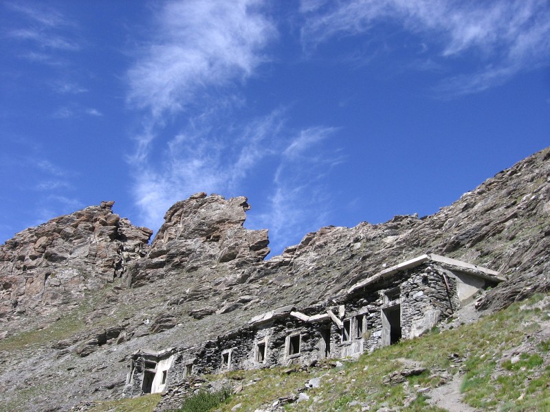 Queyras.Tour du Pain de Sucre : Baraquement en ruine sous le Passo della Losetta.