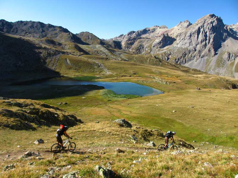 lac des cerces : prairie et lac des Cerces