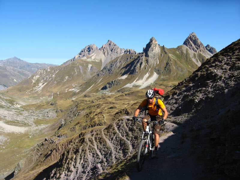 #6 Col de la Ponsonière : montée au col, sentier exposé en balcon, on pédale à98% Col de la Ponsonière : montée au col, sentier exposé en balcon, on pédale à98%