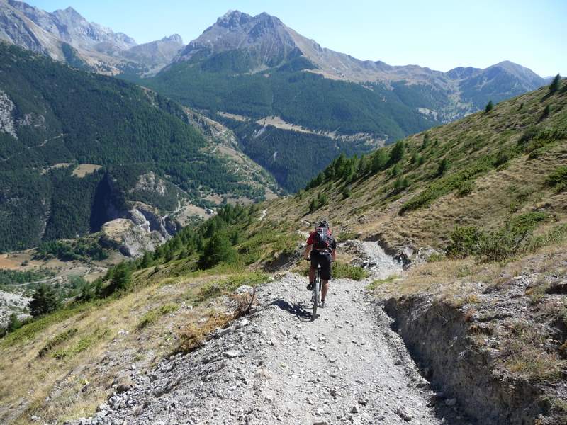 #17 Col de Serenne : Le sentier en rive droite retaillé pour les quads. Heureusement qu Col de Serenne : Le sentier en rive droite retaillé pour les quads. Heureusement qu'il reste un peu de l'ancien bien sympa par endroits.