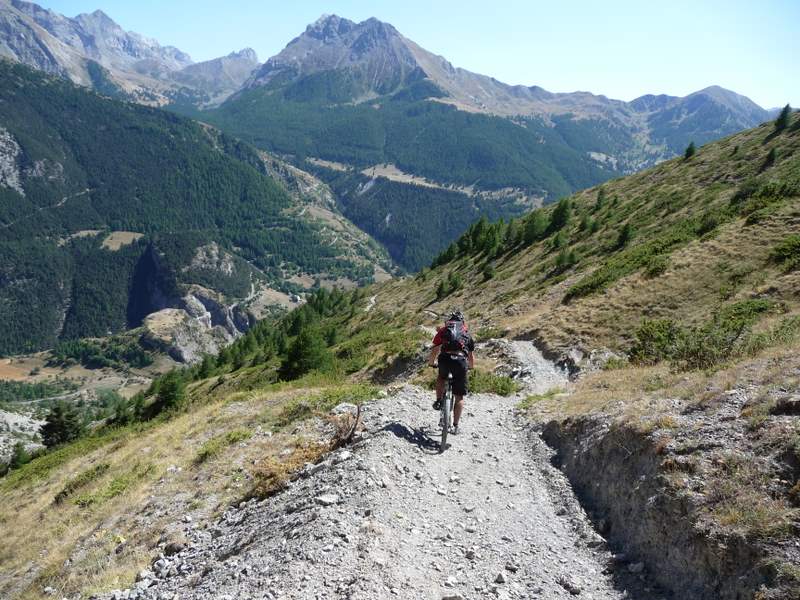 Col de Serenne : Le sentier en rive droite retaillé pour les quads. Heureusement qu'il reste un peu de l'ancien bien sympa par endroits.