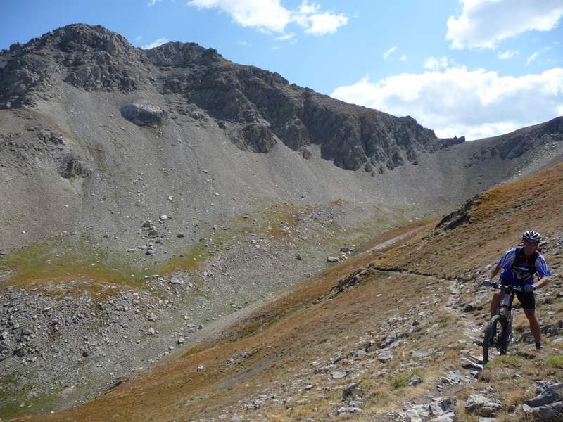 #6 Chapeau de Gendarme : Au choix, la descente par le couloir à gauche ou la crête de droite. Inroulables l Chapeau de Gendarme : Au choix, la descente par le couloir à gauche ou la crête de droite. Inroulables l'un et l'autre