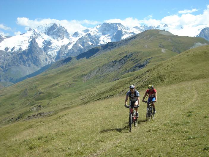 #4 Dernière montée.. : .... avant la célèbre descente sur Besse ; et encore ce paysage. Dernière montée.. : .... avant la célèbre descente sur Besse ; et encore ce paysage.