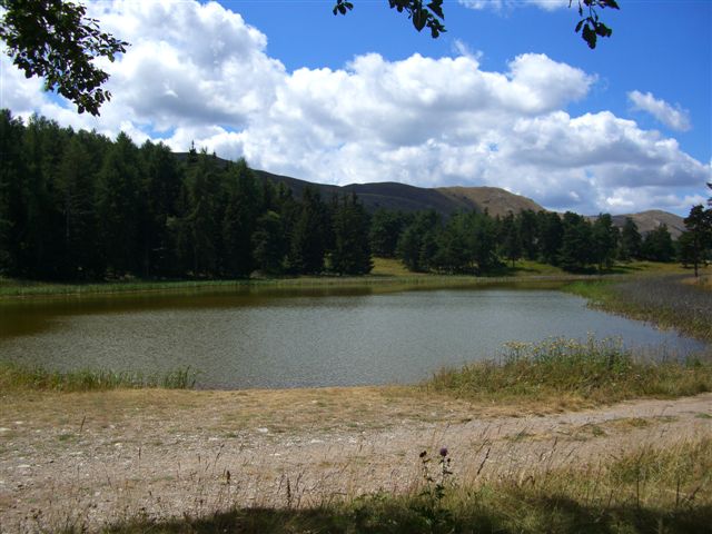 Le lac des monges : le lac depuis le GR