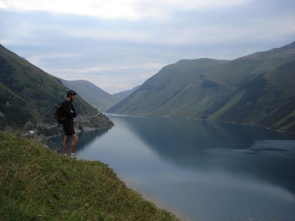 #1 Lac de Grand Maison : Dans la descente du col du Sabot sur le lac de Grand Maison Lac de Grand Maison : Dans la descente du col du Sabot sur le lac de Grand Maison
