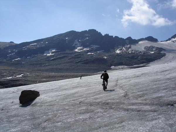 Glacier de St Sorlin : Traversée du glacier avant la montée à la Cime de la Valette au fond à gauche.