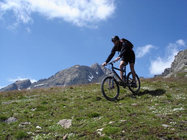 Descente sous la Cime : Vincent sous la Cime de la Valette avec les Cimes du Grand Sauvage au fond.