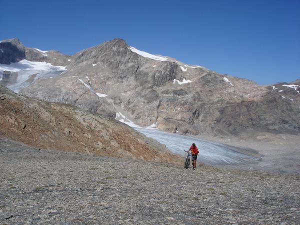 Sous la Cime de la Valette : Arrivée à la Cime de la Valette avec le glacier de St Sorlin et les Cimes de la Cochette au fond