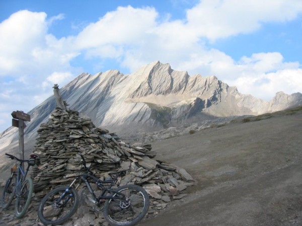 #19 Col Vieux : "Petit" cairn sur fond de Taillantes !! Col Vieux : "Petit" cairn sur fond de Taillantes !!