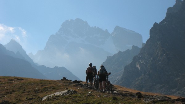 Col Valante : La montée au Col Valante, sous le regard du Mont Viso
