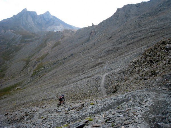 Col de Chamoussière : La descente dans l'immense pierrier de Chamoussière est roulante.