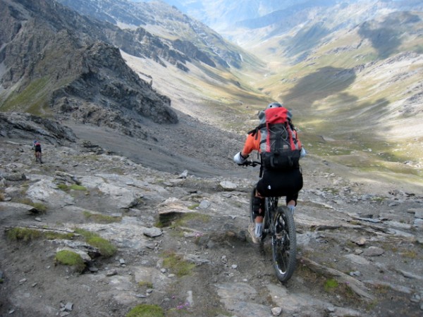 #8 Pointe Joanne : Descente de la Pointe Joanne, sur fond de Vallon de Soustra. Pointe Joanne : Descente de la Pointe Joanne, sur fond de Vallon de Soustra.