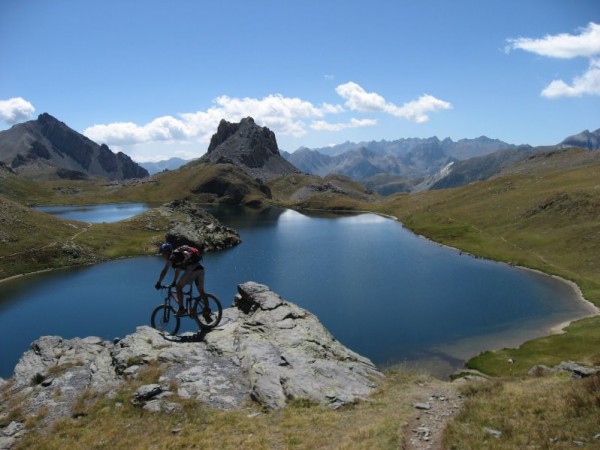 Grand Lac de Roburent : Pause en équilibre au-dessus du lac