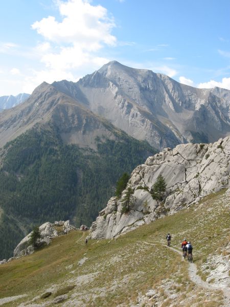 #3 Versant S du col de Fours : Première petite descente pour rejoindre le plateau sous les Brecs Versant S du col de Fours : Première petite descente pour rejoindre le plateau sous les Brecs