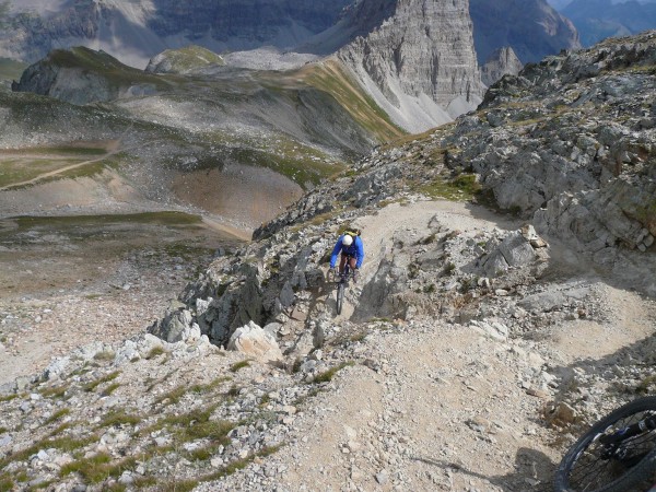 l'Ours en pleine action : Il a le vélo de l'invité, mais il passe partout et il envoit toujours du bois!!! Comme quoi, c'est pas le vélo qui fait tout ;-)