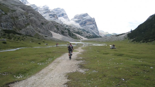 #2 Forca di Lech : Au fond, les 400m de portage jusqu Forca di Lech : Au fond, les 400m de portage jusqu'au Forca di Lech, on entre dans l'univers minéral...