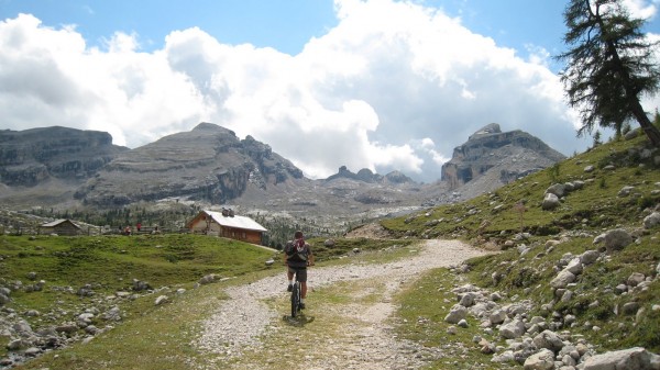 #1 Refuge Gran Fanes : Arrivée sur une superbe piste roulante au refuge très fréquenté Gran Fanes Refuge Gran Fanes : Arrivée sur une superbe piste roulante au refuge très fréquenté Gran Fanes