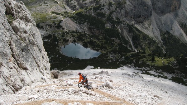#4 Forca di Lech : Au dessus du Lè de Lagacio, le sentier est superbement tracé Forca di Lech : Au dessus du Lè de Lagacio, le sentier est superbement tracé