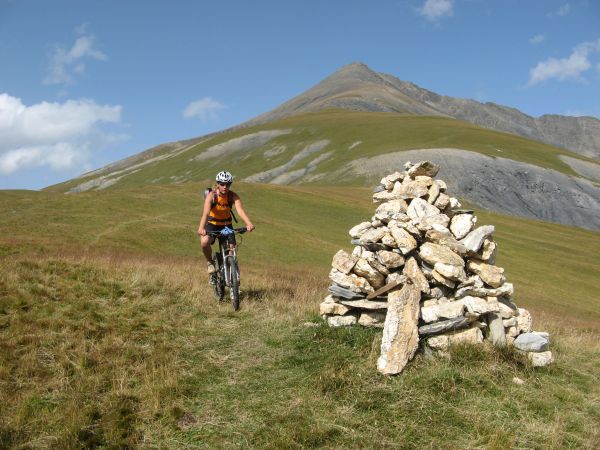 #10 Cairn : C Cairn : C'est lui qu'il faut viser du bas. Descente du Pic du Mas de la Grave en toile de fond