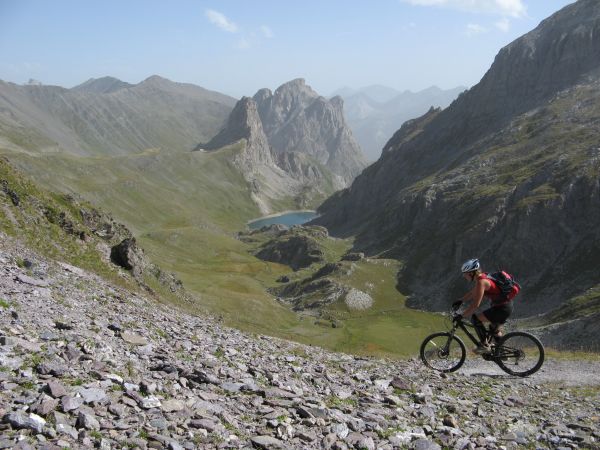 Grand Lac : Descente sur fond du Grand Lac et des Aiguilles de la Bruyère