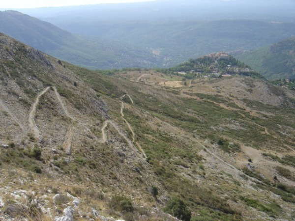 Col de Cavillore Ouest : Vue sur le sentier de montée au col de Cavillore Ouest avec Gourdon et la vallée du Loup