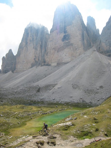 Sous la Cima Grande : Joli le Lac Vert sous la Cima Grande, on va pouvoir observer les cordées !