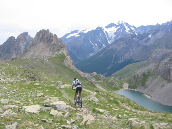 Arêtes de la Bruyère : Vue plongeante sur le Grand Lac au pied des Arêtes de la Bruyère