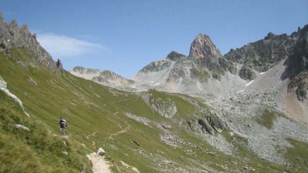 Col du Presset : Traversée vers le refuge du Presset, au fond l'aiguille de la Nova