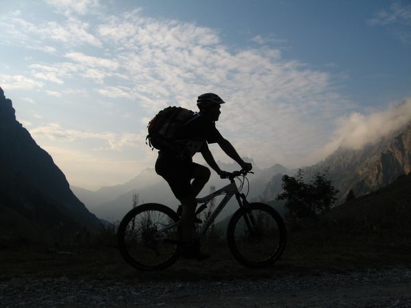 Au petit matin : Remontée de la piste au départ de Campo Base vers l'Infernetto