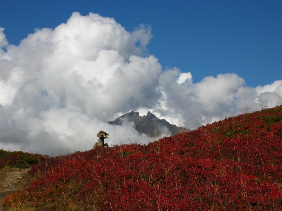 Méraloup : Le Mont Brequin dans les nuages