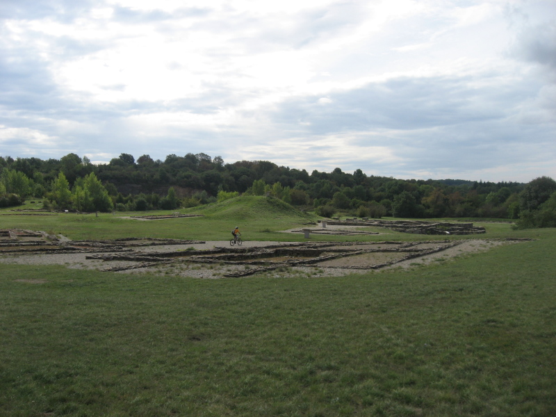 Site archéologique de Larina : Pedro l'archéologue visite le site gallo-romain