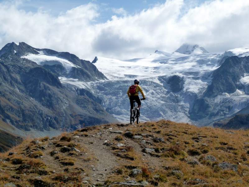 Col du Tsaté : Traversée le long du lac de Moiry