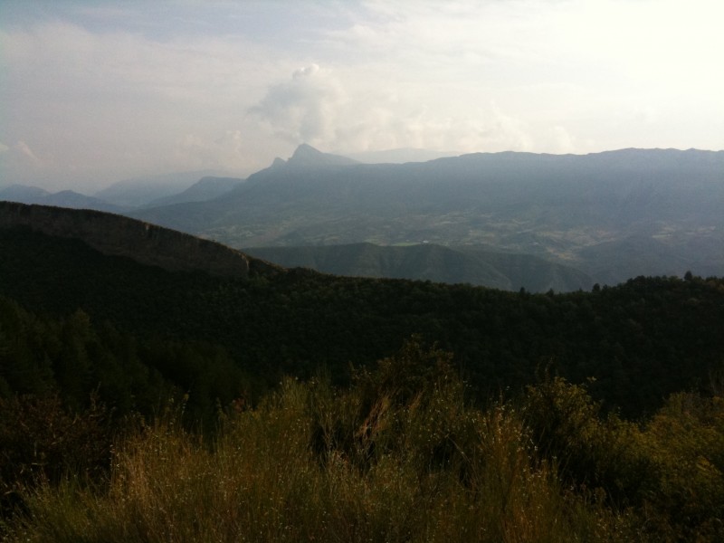 Pic de Couar et barre des dour : Montée par la piste, vue sur le Pic de Couar et la barre des dourbes encore embrumées