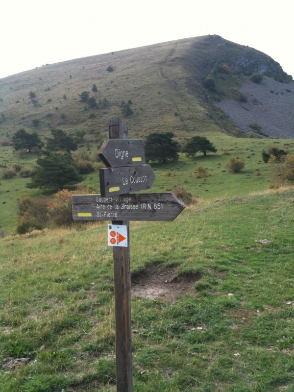 #6 Panneau : Arrivée au panneau d Panneau : Arrivée au panneau d'intersection, on prend à droite vers la descent de la braisse, variante possible en continuant tout droit au sommet sud du cousson