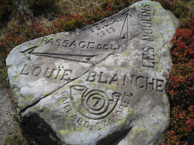 Combe des Moulins. : la pierre gravée en 1923