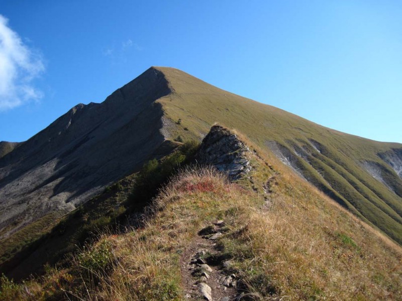 #10 Chaurionde : en quelques lacets, du Col au sommet de Chaurionde est en portage sur un sentier aérien, ensoleillé, aux regards lointains Chaurionde : en quelques lacets, du Col au sommet de Chaurionde est en portage sur un sentier aérien, ensoleillé, aux regards lointains