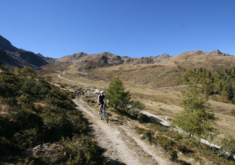 Orzival : L'équipe s'engageant sur le sentier vers Orzival