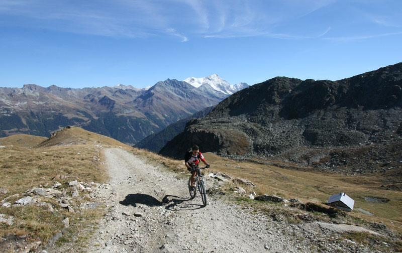 Ca monte !! : Bertrand sur la montée menant à la cabane Bec de Bosson