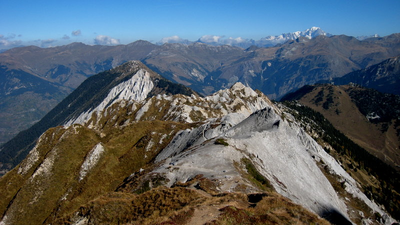 Col de la Grande Pierre : la crête du Mont Charvet sur fond de Mont Blanc