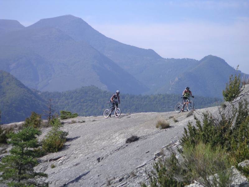 #28 Squal et Ziqual sur la crête : le vélo, on est dessus, pas à côté :D Squal et Ziqual sur la crête : le vélo, on est dessus, pas à côté :D