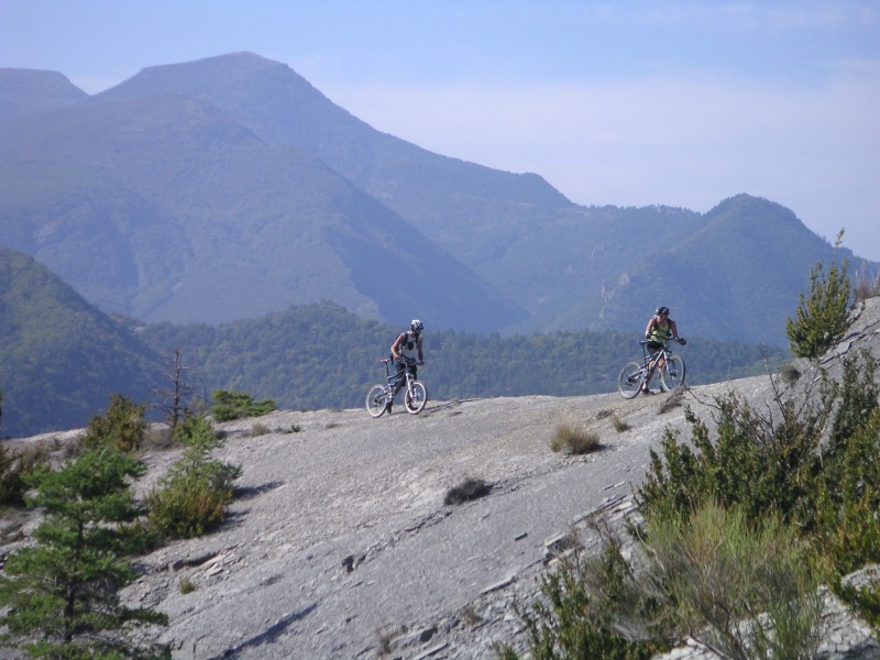 Squal et Ziqual sur la crête : le vélo, on est dessus, pas à côté :D