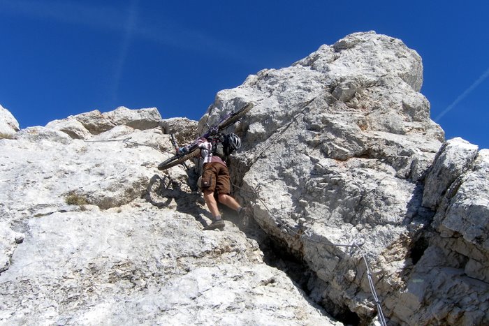#8 Crux : Et nous voilà au passage le moins roulant mais il faut aller à la croix avec le vélo Crux : Et nous voilà au passage le moins roulant mais il faut aller à la croix avec le vélo