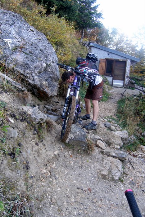 Débourbage : Cabane de Bachasson il faut nettoyer avec le mince filet d'eau car la glaise d'en dessous a envahie la chaine et le dérailleur.